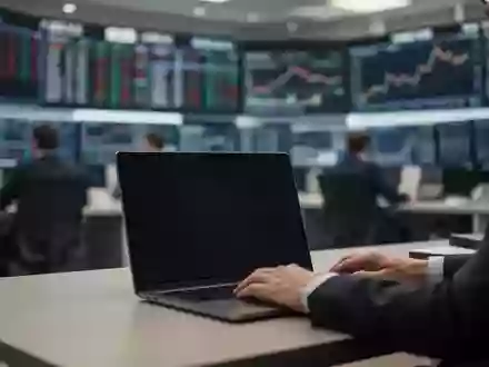 Ein moderner, verschwommener Börsenhandelssaal mit einem Analysten an einem Schreibtisch. - Foto: über boerse-global.de