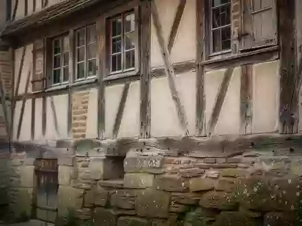 Fassade eines historischen Fachwerkhauses mit traditionellem Mauerwerk und Steinunterbau bei natĂŒrlichem Tageslicht - Foto: ĂŒber boerse-global.de