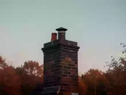Ein gemauerter Schornstein vor einem herbstlichen Abendhimmel zu Beginn der Heizperiode. - Foto: über boerse-global.de