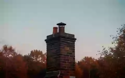 Ein gemauerter Schornstein vor einem herbstlichen Abendhimmel zu Beginn der Heizperiode. - Foto: über boerse-global.de