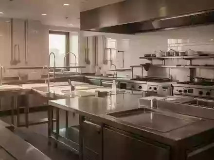 Eine moderne, unbesetzte Hotelküche mit polierten Edelstahlflächen und professioneller Gastronomieausstattung. - Foto: über boerse-global.de