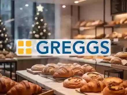 Festliche, warme Atmosphäre in einer modernen Bäckerei zur Weihnachtszeit mit Fokus auf Licht und Stimmung. - Foto: über boerse-global.de