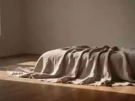 Ein minimalistischer, ruhiger Raum mit weichem Tageslicht, der eine Atmosphäre von Stille und Entspannung vermittelt. - Foto: über boerse-global.de