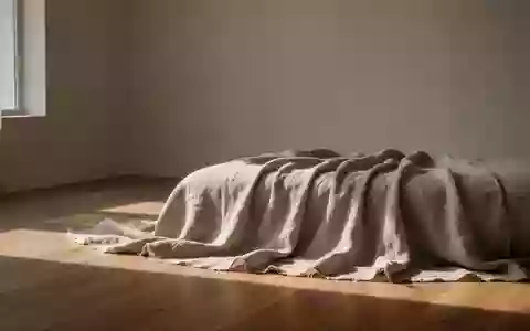 Ein minimalistischer, ruhiger Raum mit weichem Tageslicht, der eine Atmosphäre von Stille und Entspannung vermittelt. - Foto: über boerse-global.de