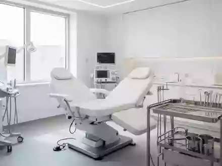 Ein heller, moderner Behandlungsraum einer podologischen Praxis mit medizinischem Behandlungsstuhl und steriler Ausstattung. - Foto: über boerse-global.de