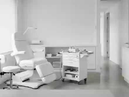 Ein heller, steriler Raum einer medizinischen Fußpflegepraxis mit minimalistischem Interieur. - Foto: über boerse-global.de