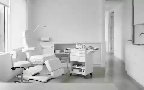 Ein heller, steriler Raum einer medizinischen Fußpflegepraxis mit minimalistischem Interieur. - Foto: über boerse-global.de