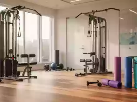 Heller, moderner Trainingsraum in einer orthopädischen Praxis mit hochwertigen Fitnessgeräten und minimalistischem Design. - Foto: über boerse-global.de