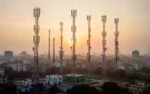 Mobilfunkmasten vor einem dunstigen Abendhimmel in einer indischen Großstadt - Foto: über boerse-global.de