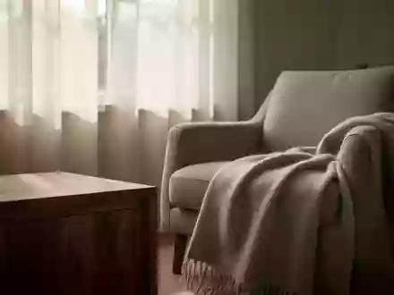 Ein ruhiges, sonnendurchflutetes Wohnzimmer mit einem Sessel am Fenster, das eine Atmosphäre der Stille und Besinnlichkeit ausstrahlt. - Foto: über boerse-global.de