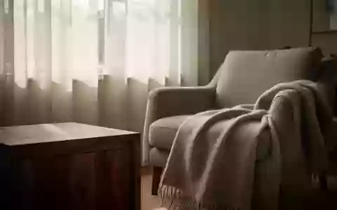 Ein ruhiges, sonnendurchflutetes Wohnzimmer mit einem Sessel am Fenster, das eine Atmosphäre der Stille und Besinnlichkeit ausstrahlt. - Foto: über boerse-global.de