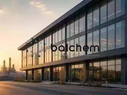 Abstrakte Darstellung von wirtschaftlichem Erfolg und Unternehmenswachstum in einem modernen Bürogebäude bei Sonnenuntergang. - Foto: über boerse-global.de
