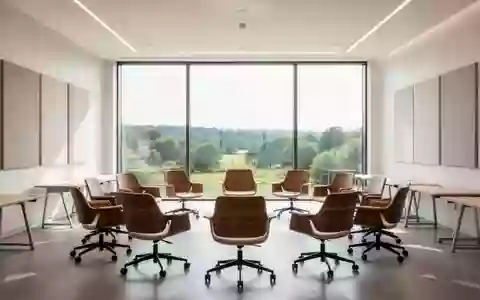 Ein heller, moderner Konferenzraum mit ergonomischen Stühlen in einer kreisförmigen Anordnung vor einer Fensterfront. - Foto: über boerse-global.de