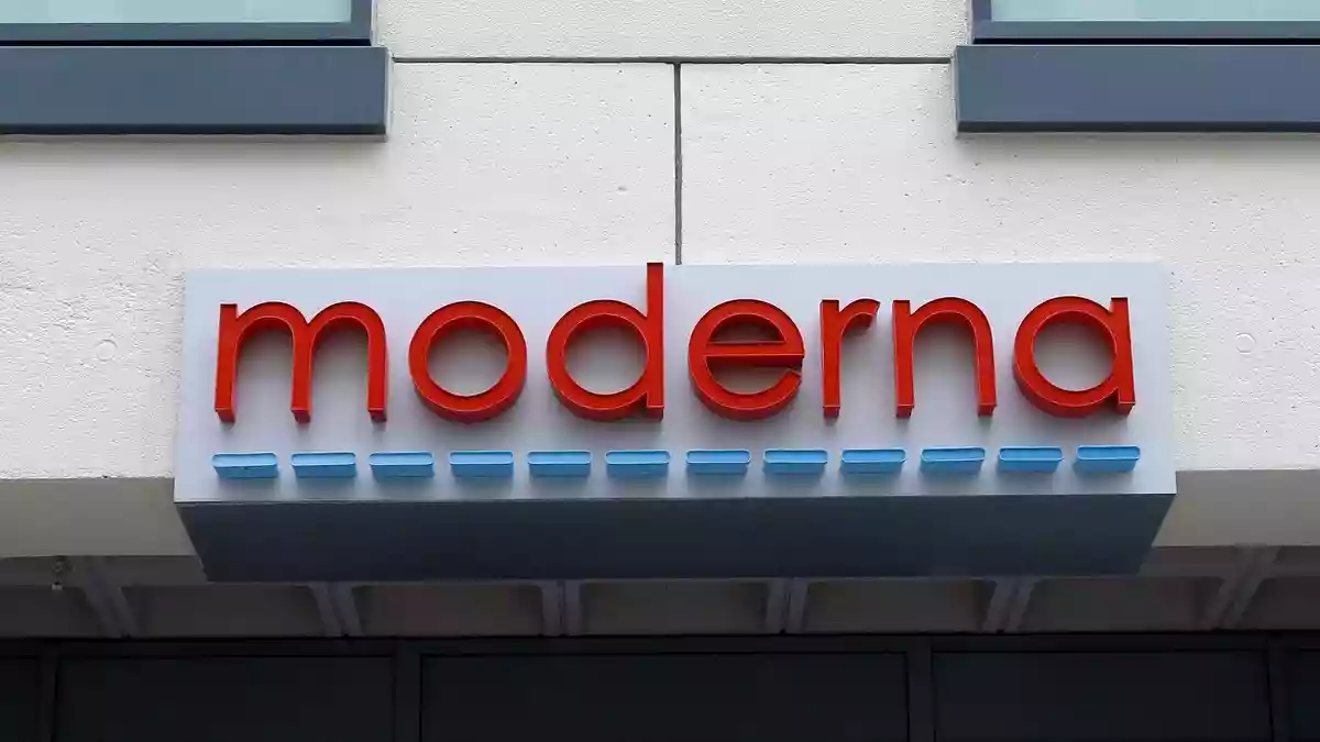 Der Schriftzug «moderna» am Eingang eines Gebäudes des US-Unternehmens. (Archivbild) - Bild: Bill Sikes/AP/dpa