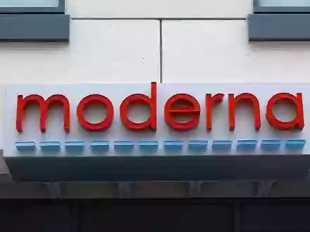 Der Schriftzug «moderna» am Eingang eines Gebäudes des US-Unternehmens. (Archivbild) - Foto: Bill Sikes/AP/dpa