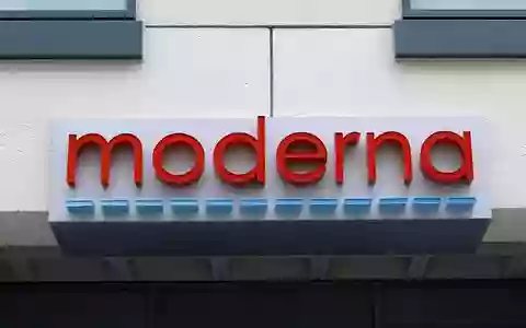 Der Schriftzug «moderna» am Eingang eines Gebäudes des US-Unternehmens. (Archivbild) - Foto: Bill Sikes/AP/dpa