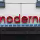 Der Schriftzug «moderna» am Eingang eines Gebäudes des US-Unternehmens. (Archivbild) - Bild: Bill Sikes/AP/dpa