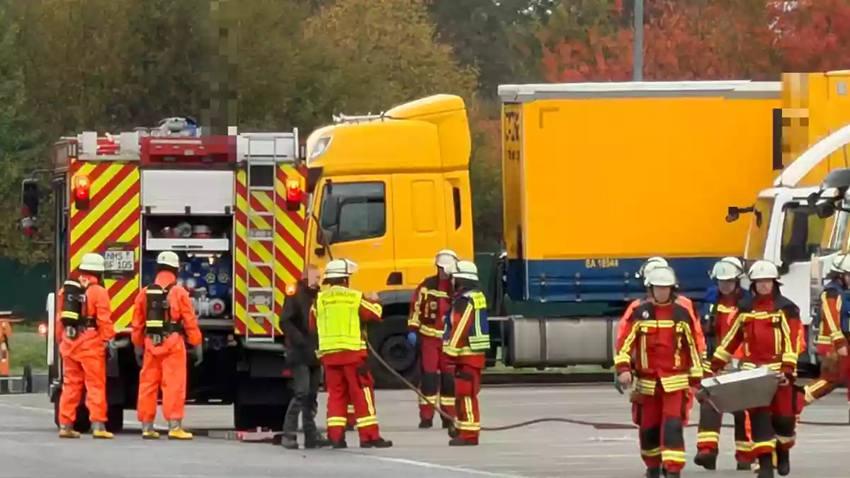 FW Neumünster: Gefahrguteinsatz in Neumünster-Süd: Batteriesäure ausgetreten - zwölf Personen verletzt - Bild: presseportal.de