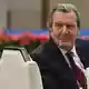 Alt-Bundeskanzler Schröder saß bei der Veranstaltung in der ersten Reihe.   - Bild: Johannes Neudecker/dpa