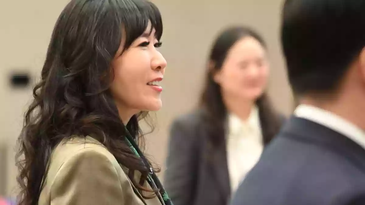 Schröders Ehefrau Soyeon Schröder-Kim ist ebenfalls nach China gereist.  - Bild: Johannes Neudecker/dpa