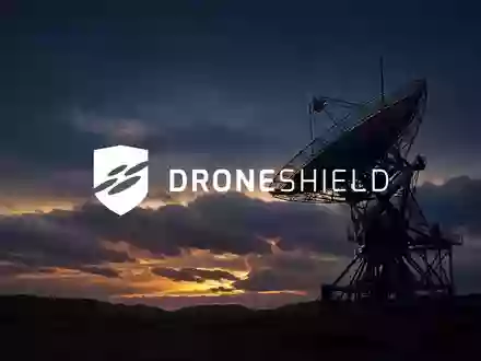 Abstraktes Bild einer hochmodernen Radaranlage vor einem dramatischen Dämmerungshimmel, das Verteidigungstechnologie symbolisiert. - Foto: über boerse-global.de