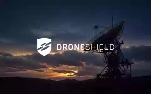 Abstraktes Bild einer hochmodernen Radaranlage vor einem dramatischen Dämmerungshimmel, das Verteidigungstechnologie symbolisiert. - Foto: über boerse-global.de