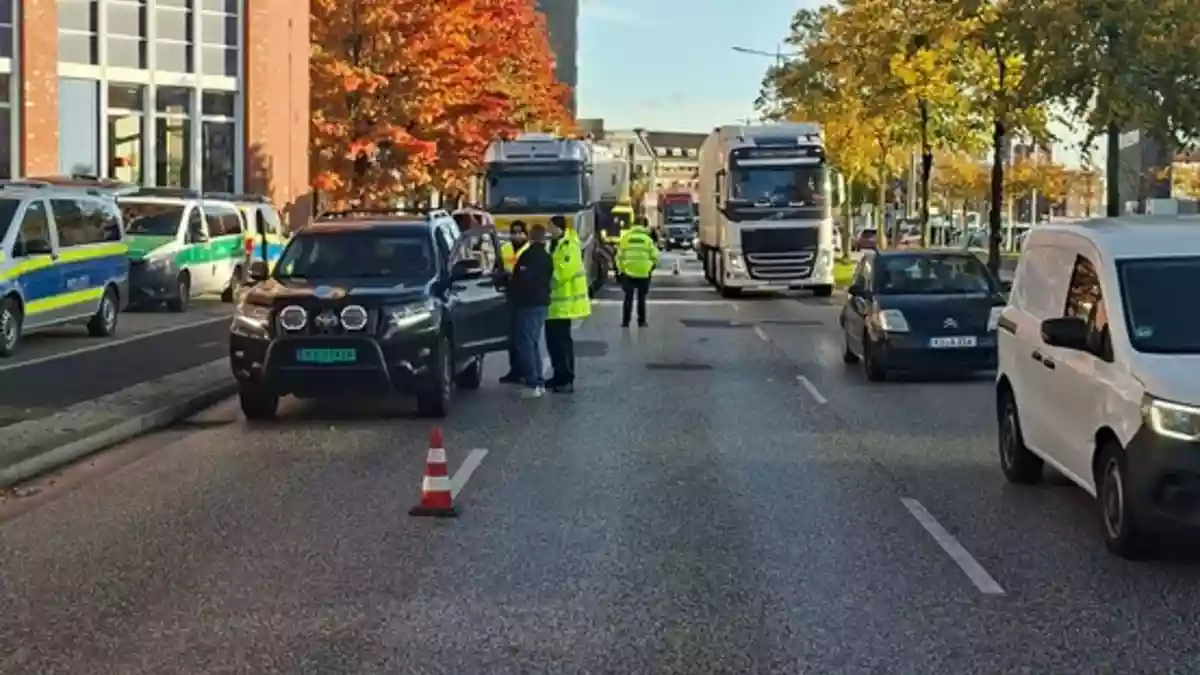 POL-KI: 261023.4 Kiel: Behörden führen gemeinsame Verkehrskontrollen in der Kaistraße durch - Bild: presseportal.de