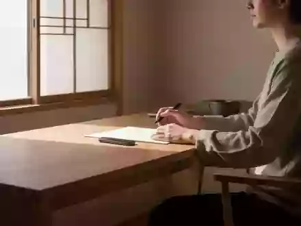 Ein minimalistisch eingerichtetes, helles Arbeitszimmer in einem modernen japanischen Wohnhaus bei Tageslicht. - Foto: über boerse-global.de