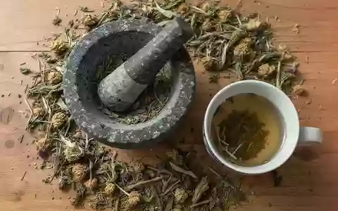 Symbolbild: getrocknete Heilkräuter mit Mörser und Tee - Foto: über boerse-global.de