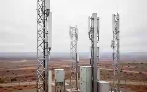 Moderne Telekommunikationsinfrastruktur mit Sendemasten in einer weiten Landschaft bei Tageslicht. - Foto: über boerse-global.de