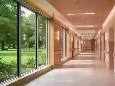Ein heller, moderner Klinikflur mit Blick in einen grünen Park, der eine ruhige und heilende Atmosphäre ausstrahlt. - Foto: über boerse-global.de
