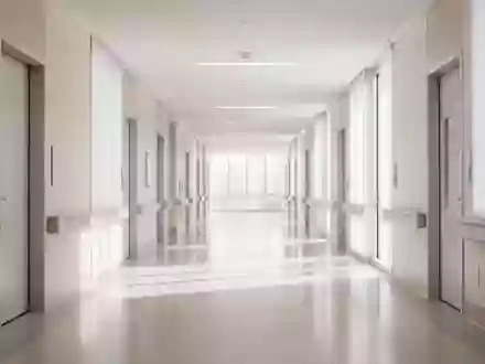 Ein heller, moderner Krankenhausflur mit glänzenden Böden und natürlichem Tageslicht. - Foto: über boerse-global.de
