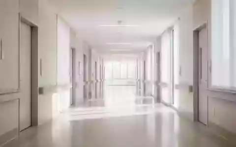 Ein heller, moderner Krankenhausflur mit glänzenden Böden und natürlichem Tageslicht. - Foto: über boerse-global.de