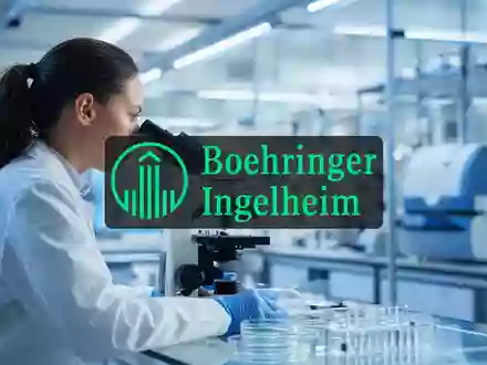 Abstraktes, hochmodernes pharmazeutisches Labor mit digitalen Datenvisualisierungen für medizinische Innovationen. - Foto: über boerse-global.de