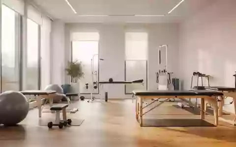 Ein heller, minimalistischer Therapieraum mit Holzboden und weichem Tageslicht für eine beruhigende Atmosphäre. - Foto: über boerse-global.de