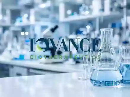 Abstrakte Darstellung moderner biotechnologischer Krebsforschung in einem klinischen Labor mit Fokus auf medizinische Innovation - Foto: über boerse-global.de