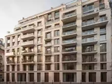 Moderne Wohnhausfassade in einem französischen Stadtviertel bei Tageslicht. - Foto: über boerse-global.de