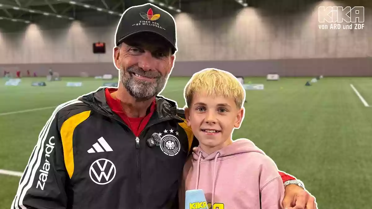Jürgen Klopp: "Wenn's nach mir geht, zwei Stunden Sport am Tag!" / KiKA-Kinder-Kommentator Charlie (14) interviewt Bundestrainer - Bild: presseportal.de
