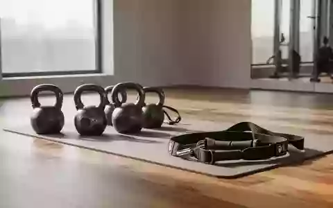 Leere Hanteln und Widerstandsbänder auf einer Sportmatte in einem hellen, minimalistischen Trainingsraum. - Foto: über boerse-global.de
