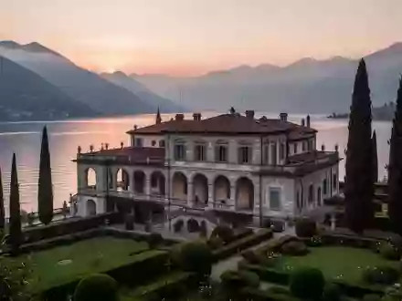 Die Villa Vigoni am Comer See in der Dämmerung, umgeben von Gärten und mit Blick auf die Alpen. - Foto: über boerse-global.de