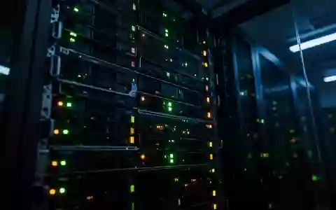 Dunkler Serverraum mit blinkenden LED-Statusleuchten an Rack-Servern bei Nacht. - Foto: über boerse-global.de
