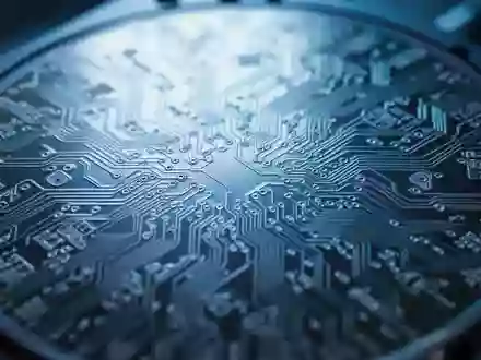 Nahaufnahme einer Silizium-Wafer-Oberfläche mit komplexen mikroskopischen Schaltkreisstrukturen. - Foto: über boerse-global.de