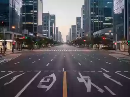 Eine leere, moderne Straßenkreuzung in einer südkoreanischen Stadt bei Dämmerung mit klaren Fahrbahnmarkierungen. - Foto: über boerse-global.de