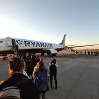 Passagiere laufen über das Rollfeld zu einem Ryanair-Flugzeug (Archiv) - Foto: via dts Nachrichtenagentur