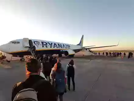 Passagiere laufen über das Rollfeld zu einem Ryanair-Flugzeug (Archiv) - Foto: via dts Nachrichtenagentur