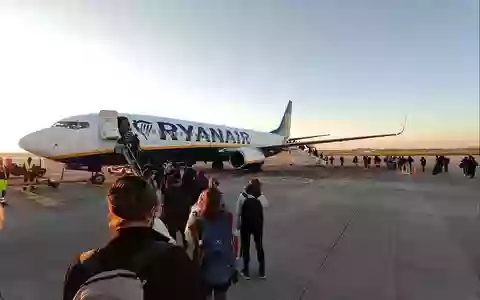 Passagiere laufen über das Rollfeld zu einem Ryanair-Flugzeug (Archiv) - Foto: via dts Nachrichtenagentur