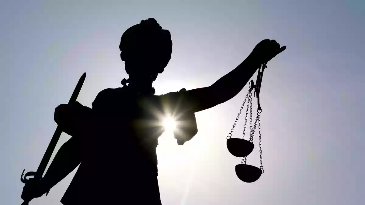Die Göttin Justitia im Gegenlicht auf dem Gerechtigkeitsbrunnen in Frankfurt am Main. (Symbolbild) - Bild: Arne Dedert/dpa