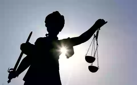 Die Göttin Justitia im Gegenlicht auf dem Gerechtigkeitsbrunnen in Frankfurt am Main. (Symbolbild) - Foto: Arne Dedert/dpa