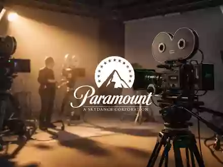 Modernes Filmstudio mit hochwertiger Kameraausrüstung und atmosphärischer Beleuchtung als Symbol für die Medienbranche. - Foto: über boerse-global.de