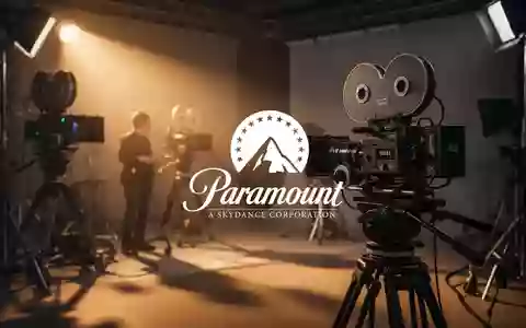 Modernes Filmstudio mit hochwertiger Kameraausrüstung und atmosphärischer Beleuchtung als Symbol für die Medienbranche. - Foto: über boerse-global.de